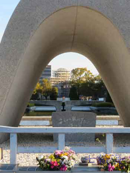 慰霊碑越しのドーム